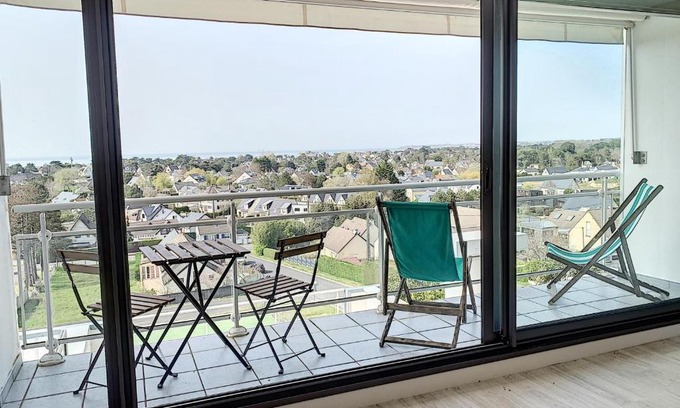 Jullouville Apartment | Appartement rénové avec tennis privé, parking et vue mer - FR-1-361-162