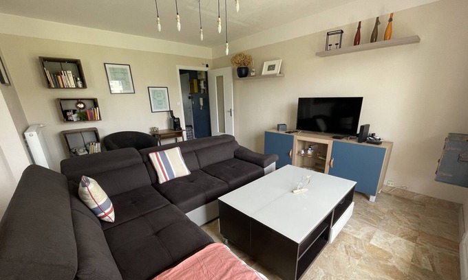 Bellevue Apartment | Appartement Spacieux au Centre Ville. Parking Gratuit et Aisé. Fibre