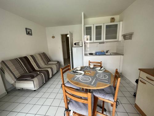 Saint-Jean-de-Monts Apartment | Appartement T2 à St Jean de Monts avec balcon et parking privé - FR-1-324A-67