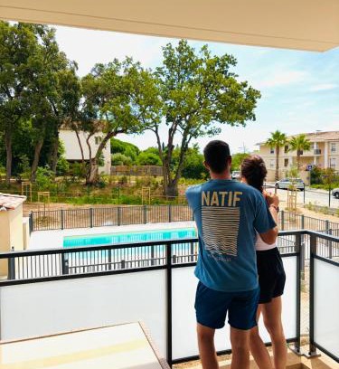 Bormes-Les-Mimosas Apartment | Appartement T2 chambre plus cabine, terrasse vue piscine