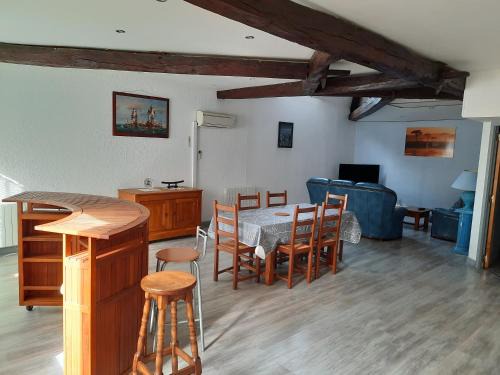Noidans-le-Ferroux Apartment | Appartement très spacieux 4 chambres 6 couchages