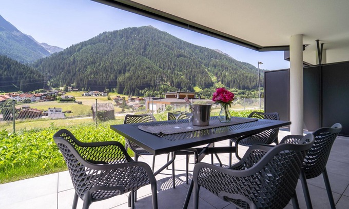 Pettneu am Arlberg Apartment | Appartment with terrace near St. Anton am Arlberg