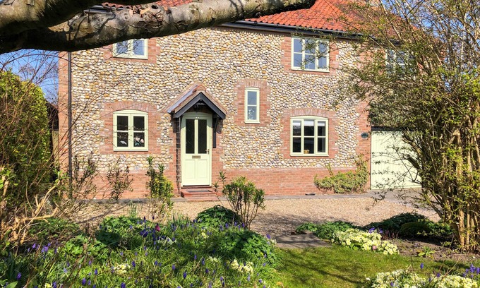 Weybourne House | Appletree Cottage - Three Bedroom House, Sleeps 6