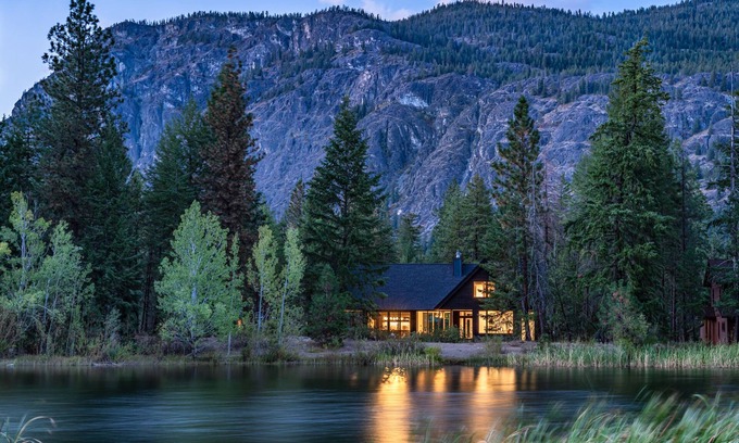 Mazama Cabin | Après Cabin | Designer Lake Cabin