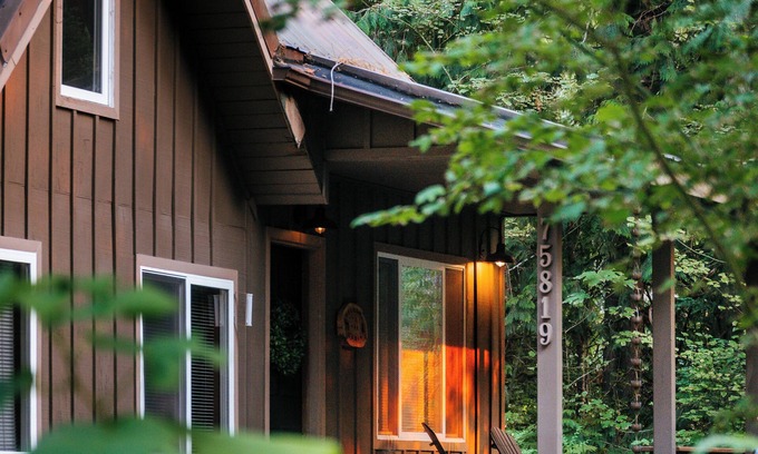 Skykomish Cabin | Aprés Chalet- charming home with hot tub near hikes at heart of Cascades