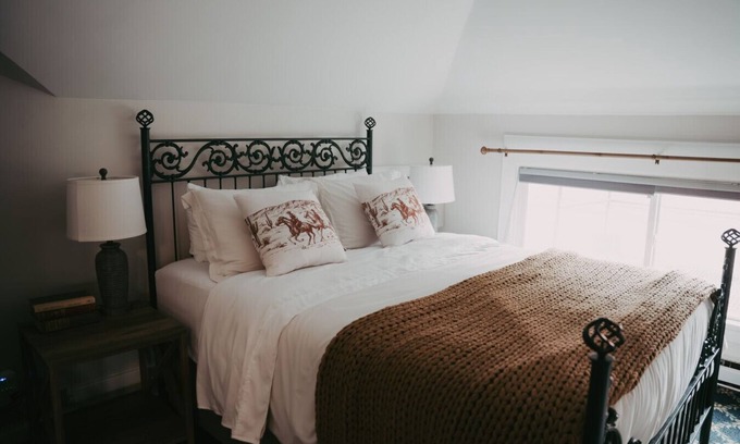 University District Apartment | Apt. #6 · Goldsmith's River Front Inn - Rock Creek Apartment