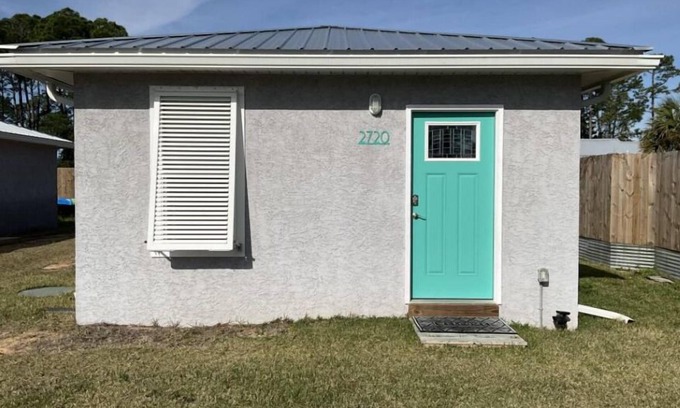 Port Lagoon House | Aqua Diver is a darling 1 BR house on the East end of Panama City Beach, Florida