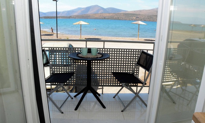 Itea House | Aquamarine- beach flat in Itea