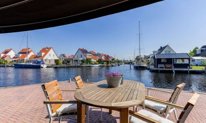 Lemmer House | Aquaronde 110 Comfortable holiday residence
