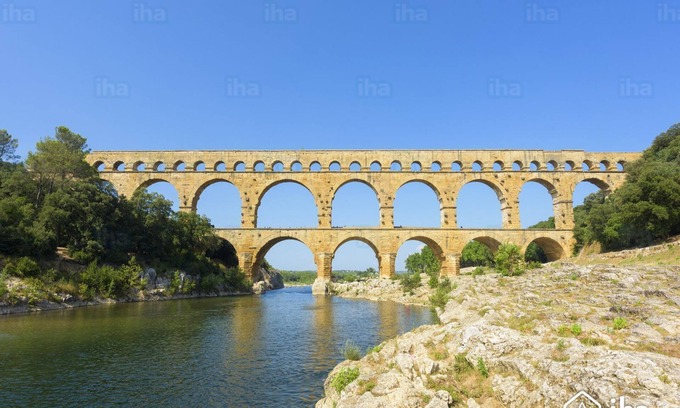 Aramon Apartment | Aramon in village house, large atypical T1 of 43m2, very quiet.