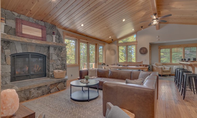 Country Club Estates House | Arcade, Foosball, Spa, Shuffleboard, Grill, Open Floor plan, 5mins to Heavenly - Timber Lodge