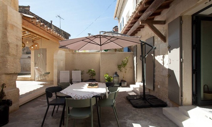 Fontvieille House | Architect-designed house in Provencal village center with swimming pool