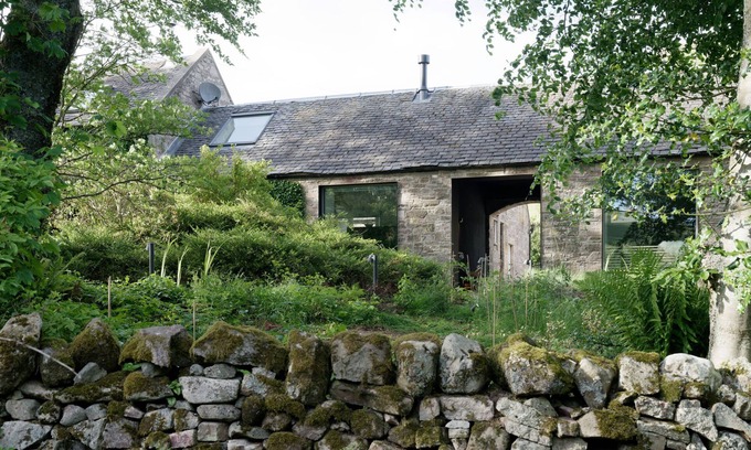 Penicuik House | Architect designed hilltop hideaway near Edinburgh with wood-fired sauna.