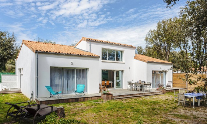 Dolus-d'Oleron Villa | Architect's Villa 800m from the Sea – Comfort, Nature, and Serenity in Oléron, with Terrace Garden