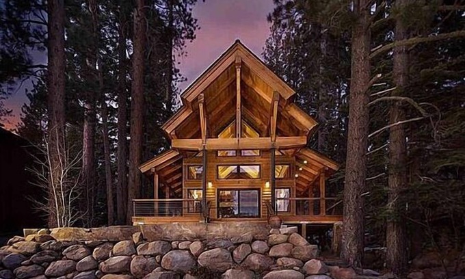 Truckee House | Architectural Beauty with Views, Steps to The Lake and Piers