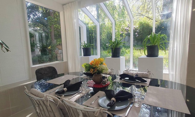 Yarralumla House | Architectural Comfy 2B&2B suite with garden view close to lake & Shopping Centre