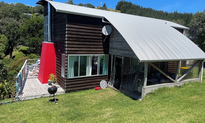Onemana House | Architecturally designed bach in a quiet cul de sac overlooking a bush reserve