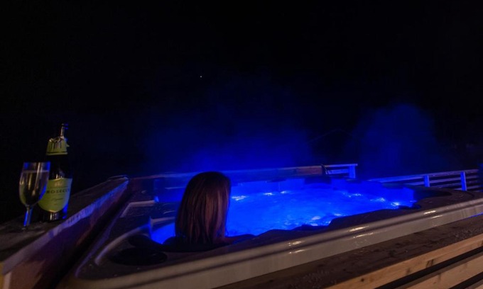 Tromvik House | Arctic Lodge Tromvik with jacuzzi