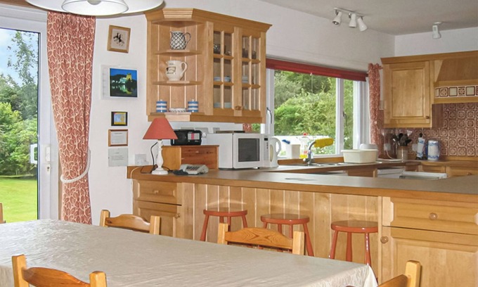 Benderloch Cottage | Ardshellach self-catering holiday home accommodate up to six guests in three bedrooms.
