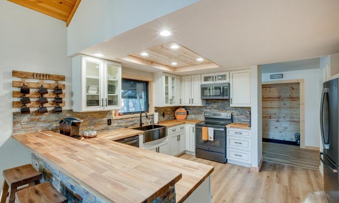 Arnold House | Arnold Cabin Near Calaveras Big Trees State Park!