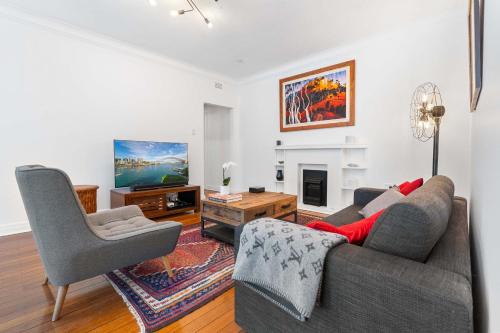 Bellevue Hill Apartment | Art-Deco Gem in Midlothian Opposite Beach