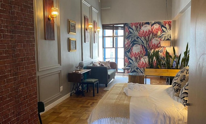 Cape Town City Centre Apartment | Art Deco gem with view of Table Mountain