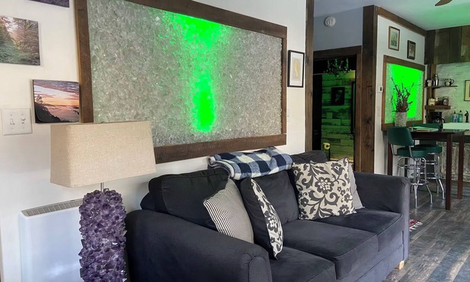 Ashfield Apartment | Art Studio: Historical Carriage House in the Poconos