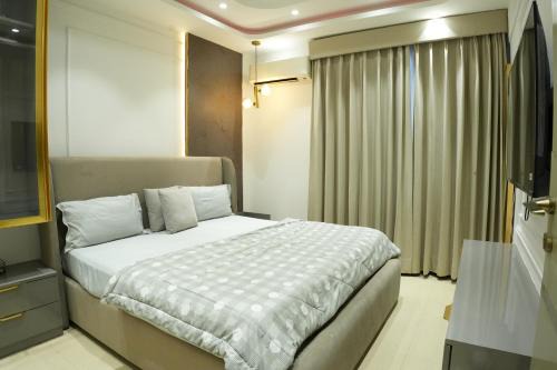 Sainik Farm Apartment | Artisan Abode 407