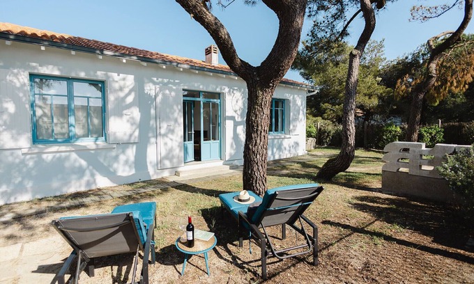 Ile-d'Aix House | Artists' house with garden