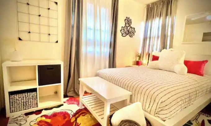 South Bend House | Artsy 2 bedroom-Free parking-Ideal for long stays