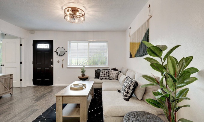 Travis Heights Apartment | Artsy Space in Travis Heights + Shared Pool - Ash!