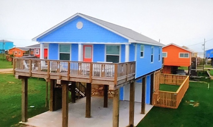 Surfside Beach House | AS SEEN ON HGTV! Monthly Discount/Steps from the beach