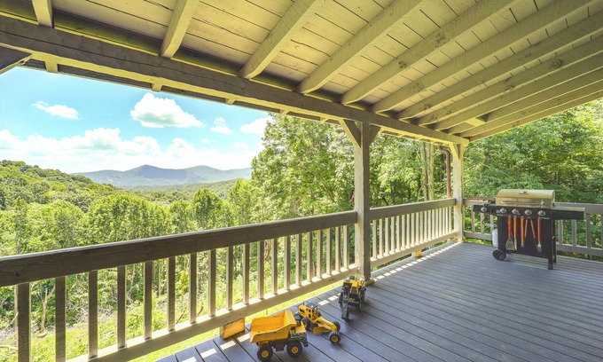 Warrensville Cabin | Ashe County Log Cabin: Mountain-View Deck, Sauna