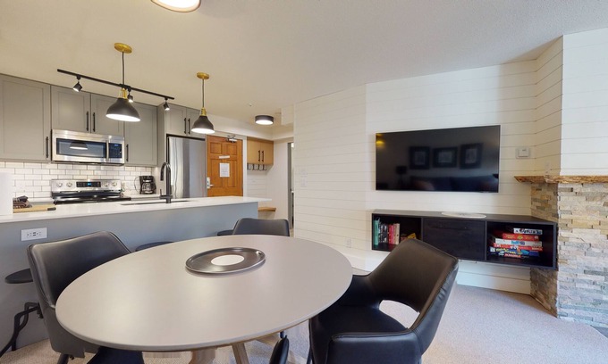 Upper Village Condo | Aspen #367 Prime Ski-in Ski-out Location! Pool, Hot tubs, BBQ, AC, sleeps 4