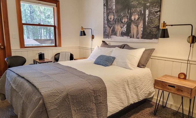 Mazama House | Aspen - queen bedroom w/deck at The Inn At Mazama