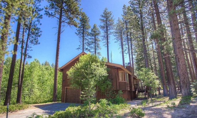 South Lake Tahoe House | Aspen View Lodge | Mt. Cabin Retreat Close to Winter Fun | HCH0863