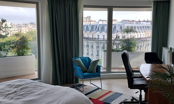 Auteuil Apartment | Astonishing views on Paris from the 45m2 terrace at the 8th floor -new building