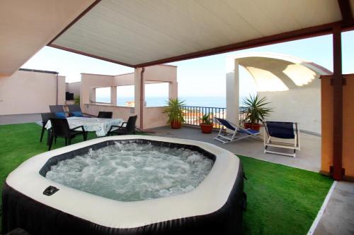 Santo Stefano di Camastra Apartment | Attico vista mare con terrazza e spa riscaldata