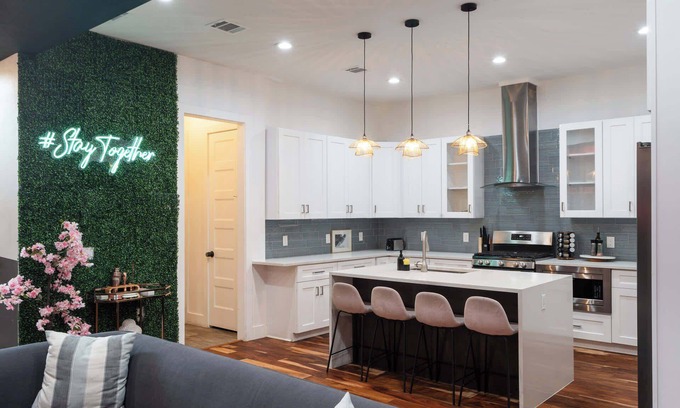 MLK House | ATX Hype House 6th Street — 5 min Drive