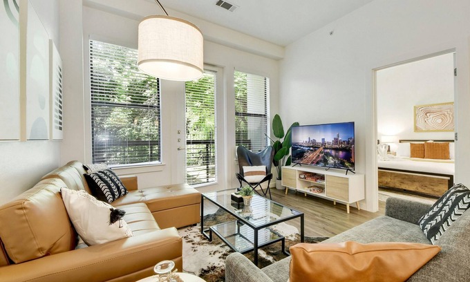 Travis Heights Apartment | ATX Style Getaway - Pool, Gym, Rooftop, Free Parking, Best Location!
