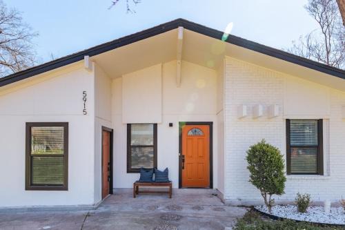Sweetbriar House | ATX Summer 4 Big Group Sleeps10 King Bed & Rain shower, Walk 2 SoCO Eateries