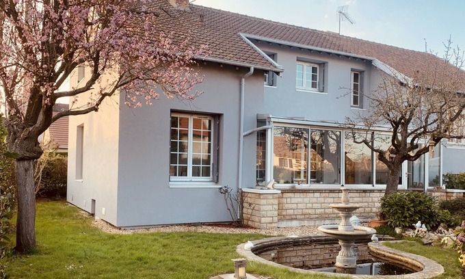 Marolles-en-Hurepoix House | Atypical house with a beautiful flower garden 25 minutes from Paris