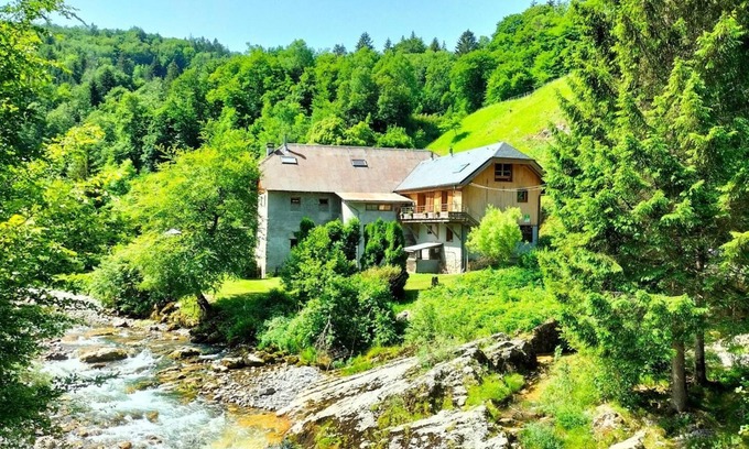 Arith House | AU FIL DE L'EAU DE PREROUGE