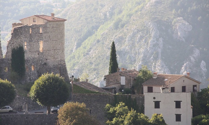 Greolieres Apartment | Au Pied du Château. Studio in the heart of the medieval village of Gréolières.