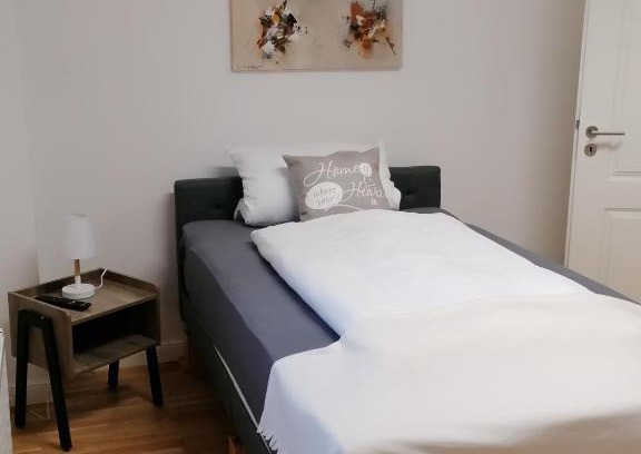 Hitdorf Apartment | AufmLohr - Appartement mit 3 Schlafzimmern- 4 Einzelbetten- für 4 Personen - in Leverkusen Hitdorf - Private Parkplätze vorhanden-