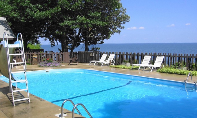 Walker Resort | August 9-16 Charming 2-BRM resort cabin- Heated Pool, Beach, Lake Toys &Fishing