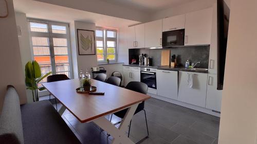 Merseburg Apartment | AuraLoft - 3 Zimmer, 2 Bäder, 2 Parkplätze, Balkon & Aufzug