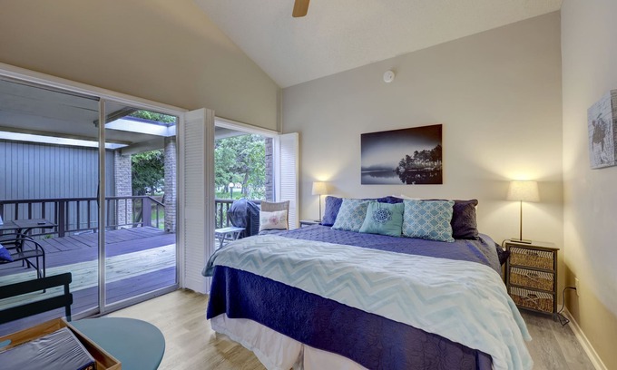 Point Venture House | Austin area Cozy Room off Lake Travis with full amenities, deer and wildlife!