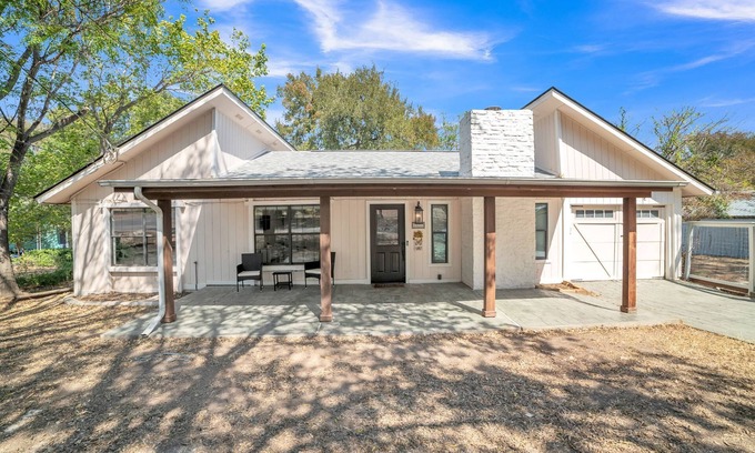 Austin Lake Estates House | Austin Hillside Getaway 3BR: Pool +Deck & Jacuzzi