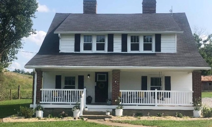 Stanford Other | Authentic 1920 entire farmhouse, pet friendly, country , porch swing and creek.